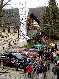 Hissen der Weltladen-Fahne