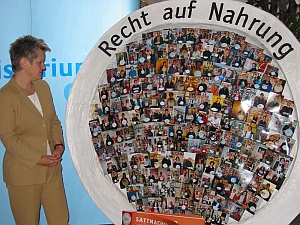 Übergabe der Bilder an Ministerin Künast