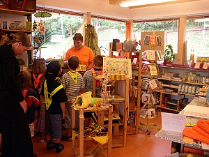 Besuch der Kindergartenkinder im Weltladen
