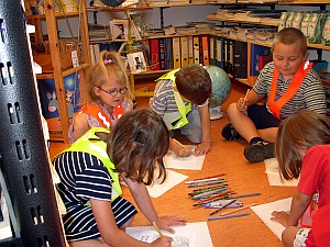 Besuch der Kindergartenkinder im Weltladen