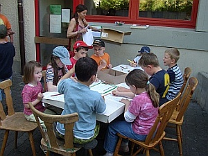 Am Tisch der Bücherei gibt es ein Suchbild Am Tisch der Bücherei gibt es ein Suchbild