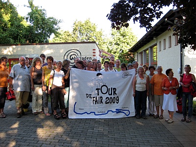 Gruppenbild mit Tourteilnehmern und Weltladen-Team Gruppenbild mit Tourteilnehmern und Weltladen-Team