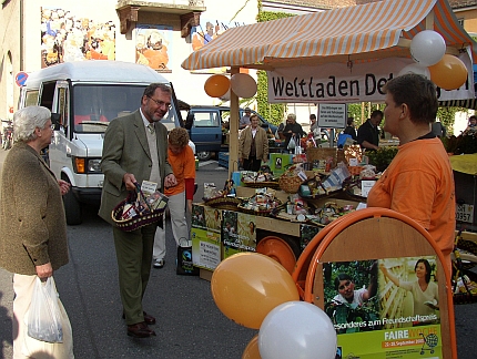 Oberbürgermeister im Weltladen-Einsatz