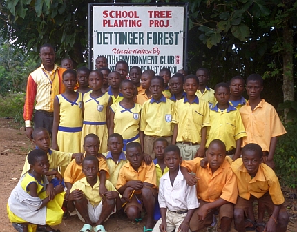 Schulkinder vor dem Dettinger Wald