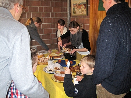 Kuchenverkauf der Firmlinge Kuchenverkauf der Firmlinge