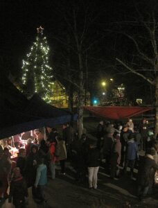 01Gluehweintreff2013