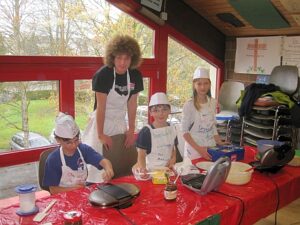 Die Ministranten als Waffelbäcker