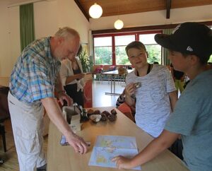 Stationen zum Fairen Handel beim Besuch in Dettingen, hier ein Schoko-Quiz.